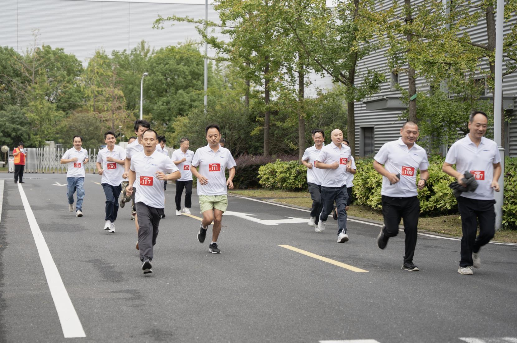 塔下再聚首 攀登勢(shì)正雄——巨龍電梯試驗(yàn)塔第六屆登高跑開賽 塔下再聚首 攀登勢(shì)正雄——巨龍電梯試驗(yàn)塔第六屆登高跑開賽